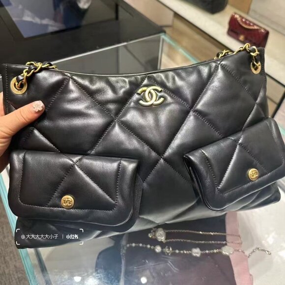 Classic CHANEL Bag: A Stylish and Versatile Choice for Elegance - Picture 3 of 6